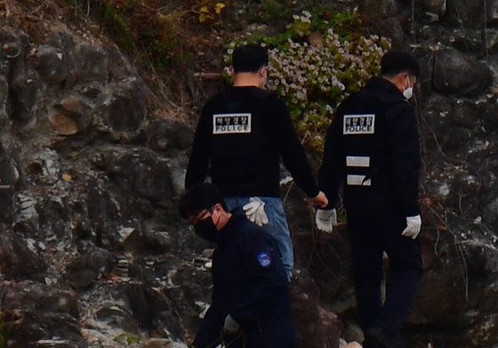 마약 의심 물질 찾는 마약 탐지견