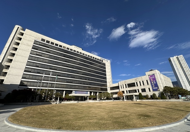 충주시청 잔디광장 뒤늦은 개방에…시민들 "추워지고 나서야" 비난