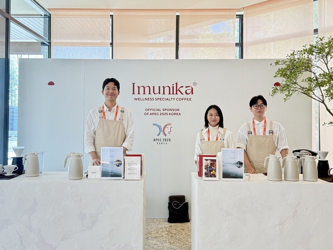 본문 이미지 - 지난달 28일부터 지난 1일까지 &#39;2025 APEC 정상회의&#39; 현장에 마련된 이뮤니카 니카 브루잉 바.&#40;이뮤니카 제공&#41;