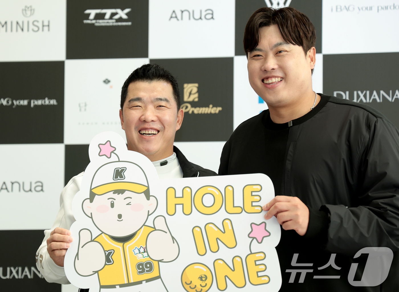 (횡성=뉴스1) 권현진 기자 = 정근우 야구 코치와 류현진 이사장(오른쪽)이 12일 강원도 횡성군 벨라45 컨트리클럽에서 열린 ‘이수그룹과 함께하는 2025 류현진 재단 자선골프대 …