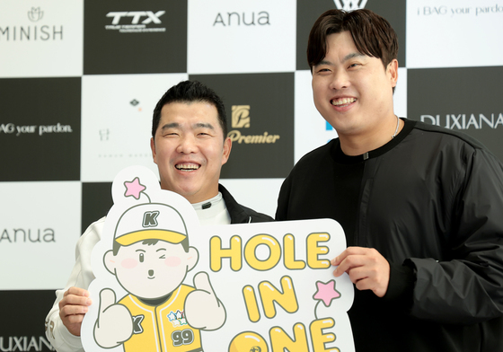 정근우·류현진, 미소에 홀인원