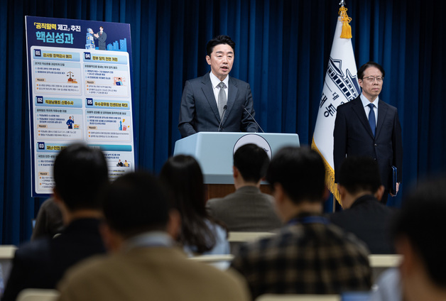 공직 역량 강화 향후 계획 관련 브리핑 하는 강훈식 비서실장