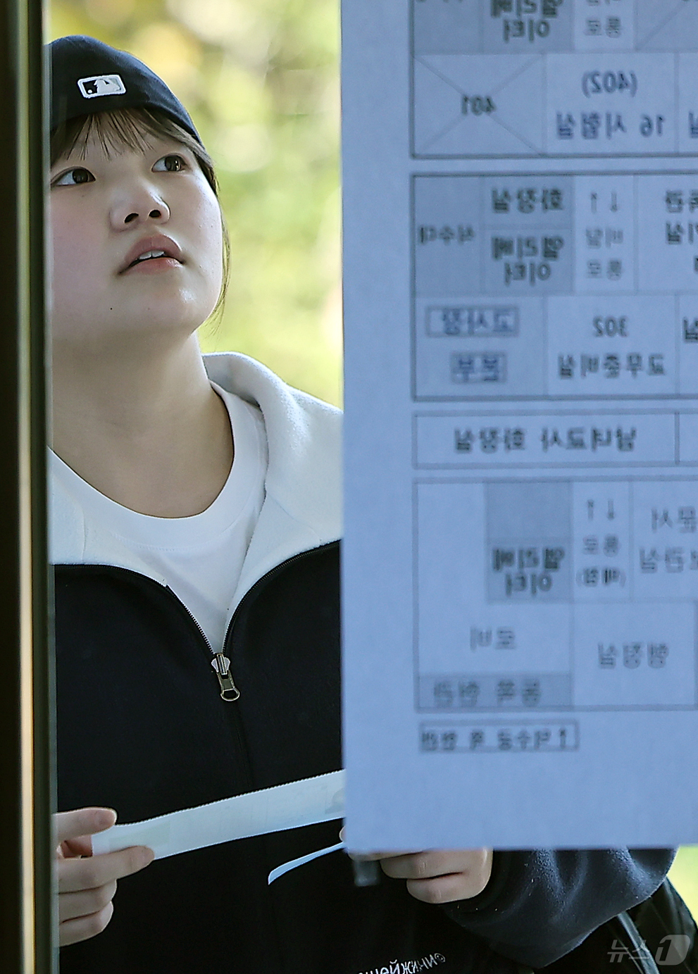 (서울=뉴스1) 김진환 기자 = 2026학년도 대학수학능력시험을 하루 앞두고 예비 소집이 실시된 12일 오후 서울 중구 이화여자고등학교에서 수험생이 시험실 위치를 확인하고 있다. …