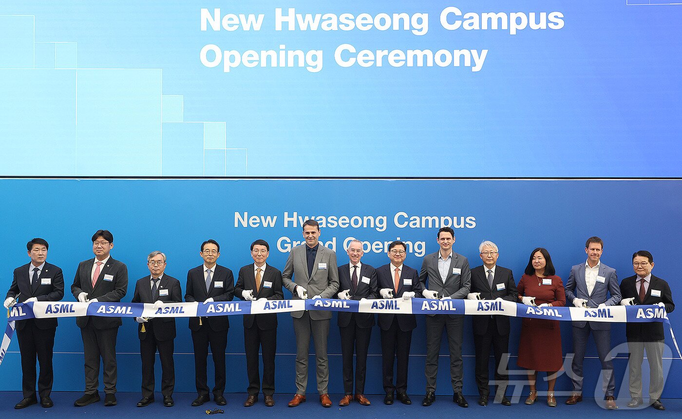 본문 이미지 - 강감찬 산업통상부 무역투자실장이 12일 오전 경기도 화성시 ASML 화성캠퍼스에서 크리스토프 푸케 ASML CEO, 페이터 반 더 블리트 주한 네덜란드 대사를 비롯한 지자체, 관련 유관기관 및 기업 대표 등 관계자가 참석한 가운데 열린 ‘ASML 화성캠퍼스 준공식’에 참석해, 준공을 알리는 테이프 커팅을 하고 있다. (산업통상자원부 제공. 재판매 및 DB 금지) 2025.11.12/뉴스1