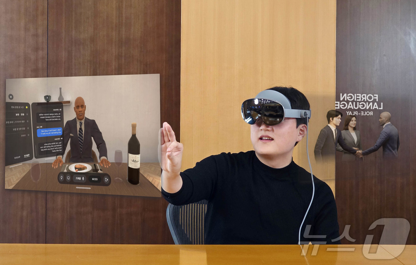 (서울=뉴스1) = 삼성인력개발원은 기존 강의실 중심 교육의 한계를 뛰어넘는 혁신적 학습 경험을 제공하고 몰입도 높은 학습 환경을 조성하기 위해 삼성전자의 헤드셋 형태 XR 기기인 …