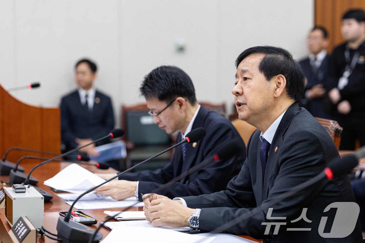 (서울=뉴스1) 이승배 기자 = 구윤철 경제부총리 겸 기획재정부 장관이 12일 서울 여의도 국회에서 열린 제429회국회(정기회) 법제사법위원회 제14차 전체회의에 출석해 의원 질의 …