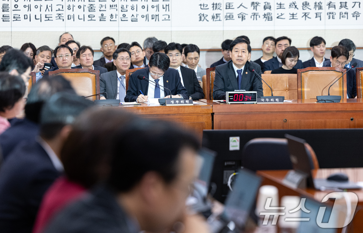 (서울=뉴스1) 이승배 기자 = 구윤철 경제부총리 겸 기획재정부 장관이 12일 서울 여의도 국회에서 열린 제429회국회(정기회) 법제사법위원회 제14차 전체회의에 출석해 의원 질의 …