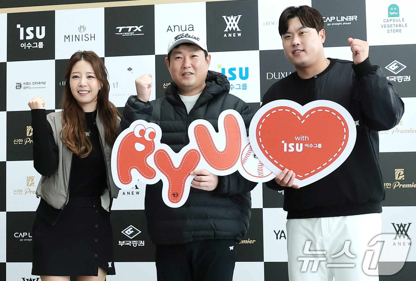 (횡성=뉴스1) 권현진 기자 = 야구선수 양의지(가운데)가 12일 강원도 횡성군 벨라45 컨트리클럽에서 열린 ‘이수그룹과 함께하는 2025 류현진 재단 자선골프대회’에서 류현진 배 …