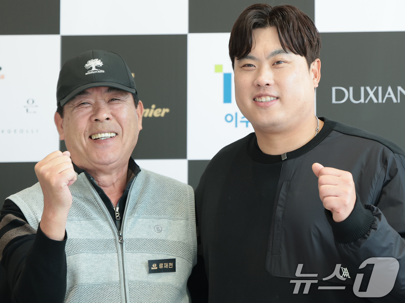 (횡성=뉴스1) 권현진 기자 = 류재천·류현진 부자가 12일 강원도 횡성군 벨라45 컨트리클럽에서 열린 ‘이수그룹과 함께하는 2025 류현진 재단 자선골프대회’에서 포즈를 취하고 …