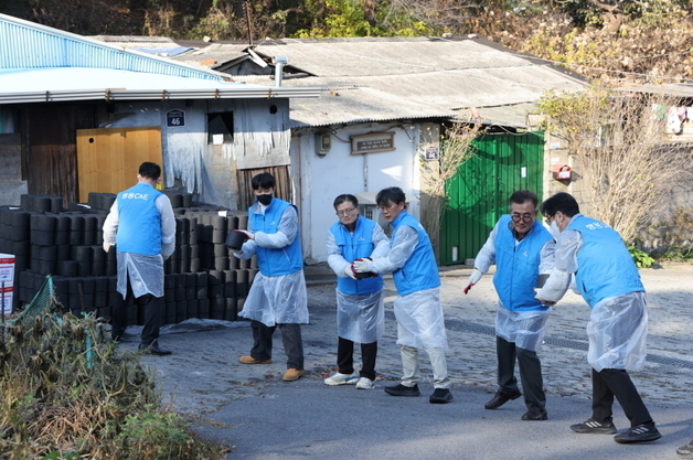 쌍용C&E, 취약계층 지원 '사랑의 연탄 나눔' 활동 전개