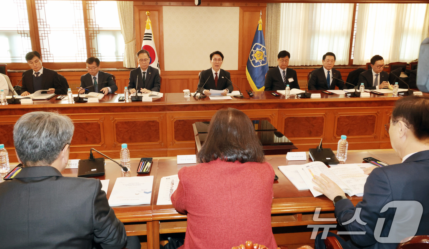 (서울=뉴스1) 임세영 기자 = 김민석 국무총리가 12일 서울 종로구 정부청사에서 열린 ‘12·29 여객기 참사 피해자 지원·추모위원회’  회의를 주재하며 모두발언을 하고 있다. …