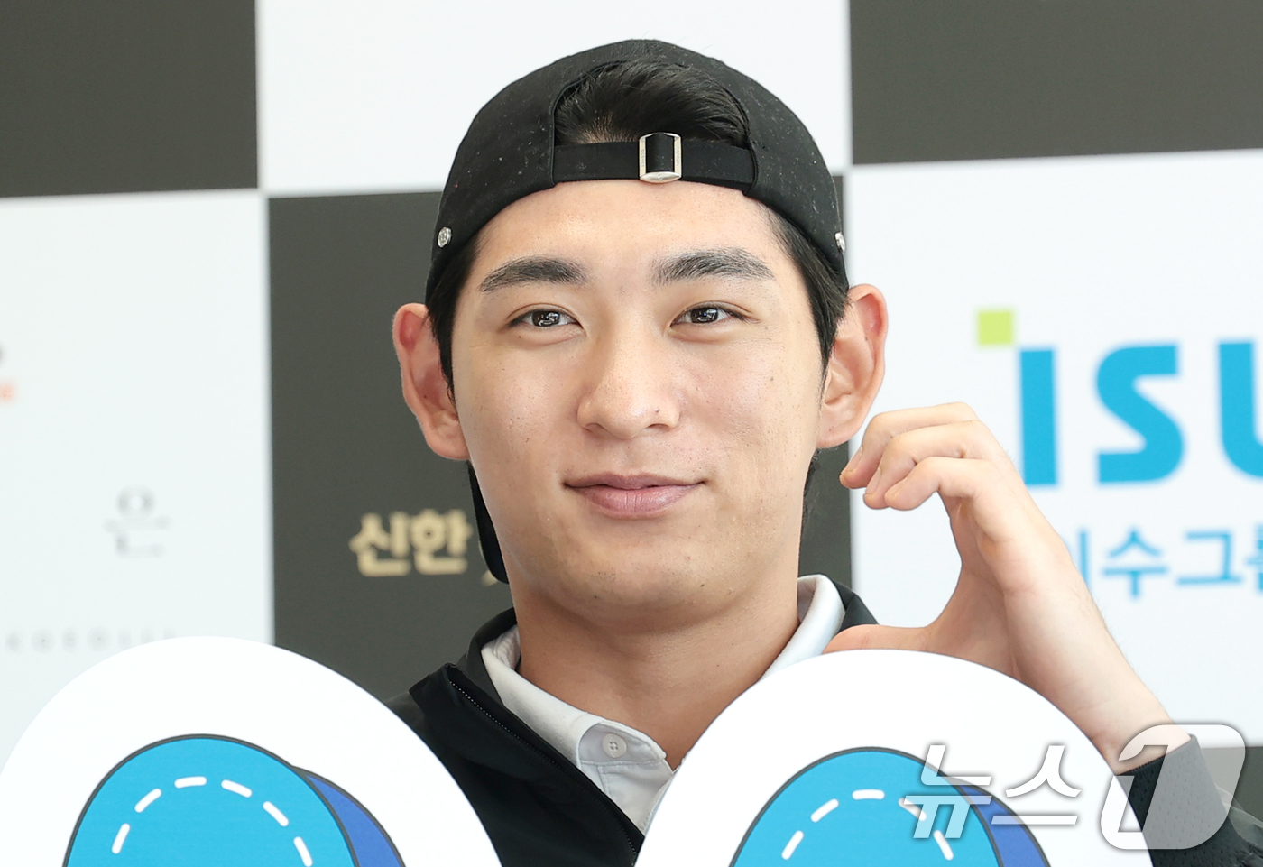 (횡성=뉴스1) 권현진 기자 = 메이저리거 이정후가 12일 강원도 횡성군 벨라45 컨트리클럽에서 열린 ‘이수그룹과 함께하는 2025 류현진 재단 자선골프대회’에서 포즈를 취하고 있 …