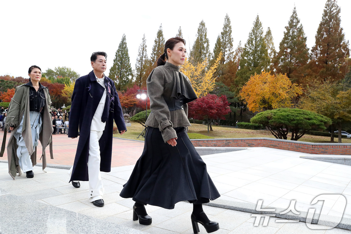 (대구=뉴스1) 공정식 기자 = 12일 오후 대구 달서구 계명대 성서캠퍼스 행소박물관 앞 광장에서 열린 '계명시민교육원 시민대학 스타일리스트전공 시니어모델 패션쇼' 무대에 오른 시 …