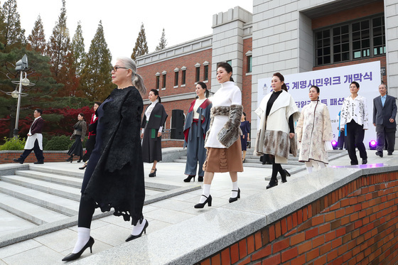 런웨이 누비는 시니어모델