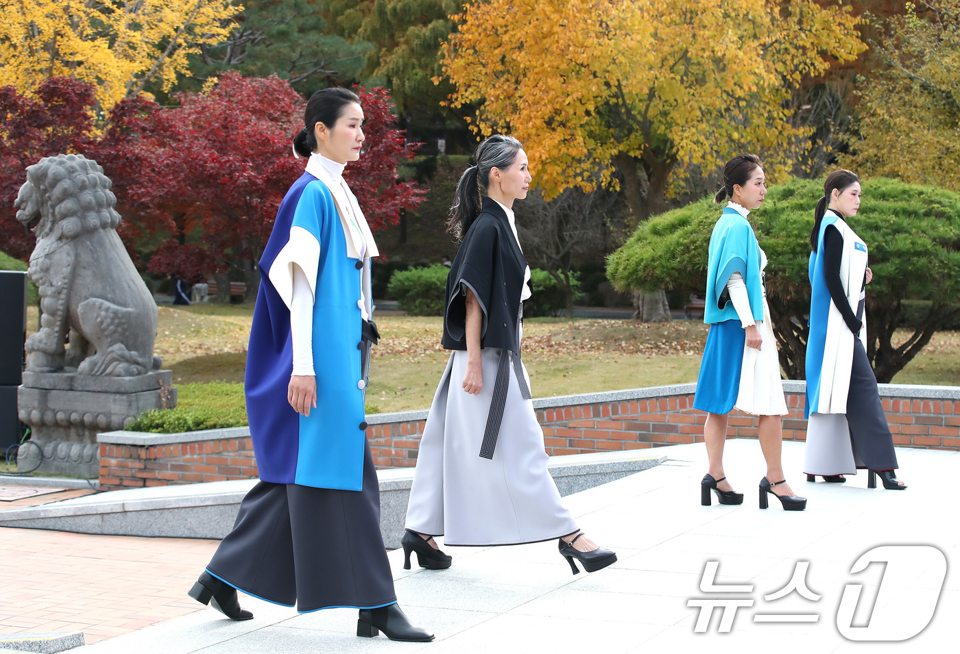 (대구=뉴스1) 공정식 기자 = 12일 오후 대구 달서구 계명대 성서캠퍼스 행소박물관 앞 광장에서 열린 '계명시민교육원 시민대학 스타일리스트전공 시니어모델 패션쇼' 무대에 오른 시 …