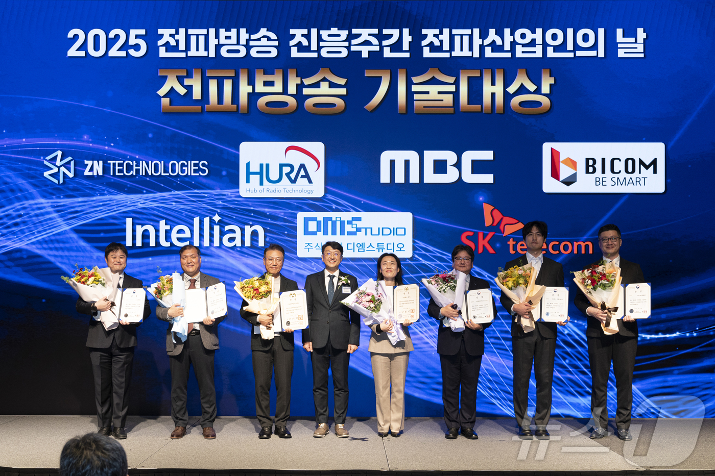 (서울=뉴스1) = 12일 서울 강남구 웨스틴 서울 파르나스에서 열린 ‘전파산업인의 날’ 기념행사에서 수상자들과 최우혁 과기부 실장이 기념촬영을 하고 있다. (과학기술정보통신부 제 …