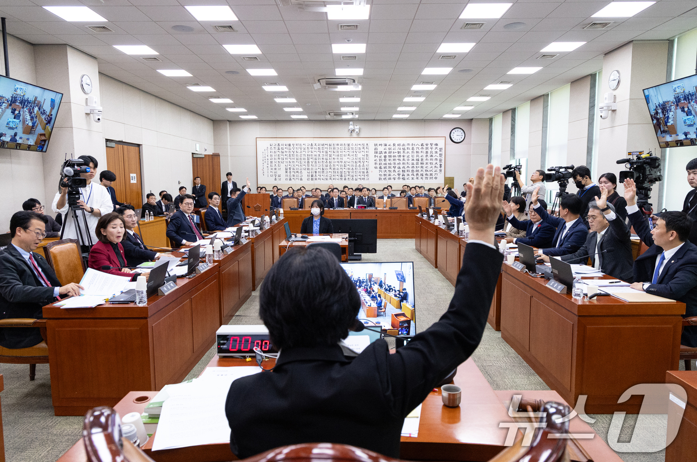 (서울=뉴스1) 이승배 기자 = 12일 서울 여의도 국회에서 열린 제429회국회(정기회) 법제사법위원회 제14차 전체회의에서 법률안 대체 토론 종결안 거수 투표가 진행되고 있다. …