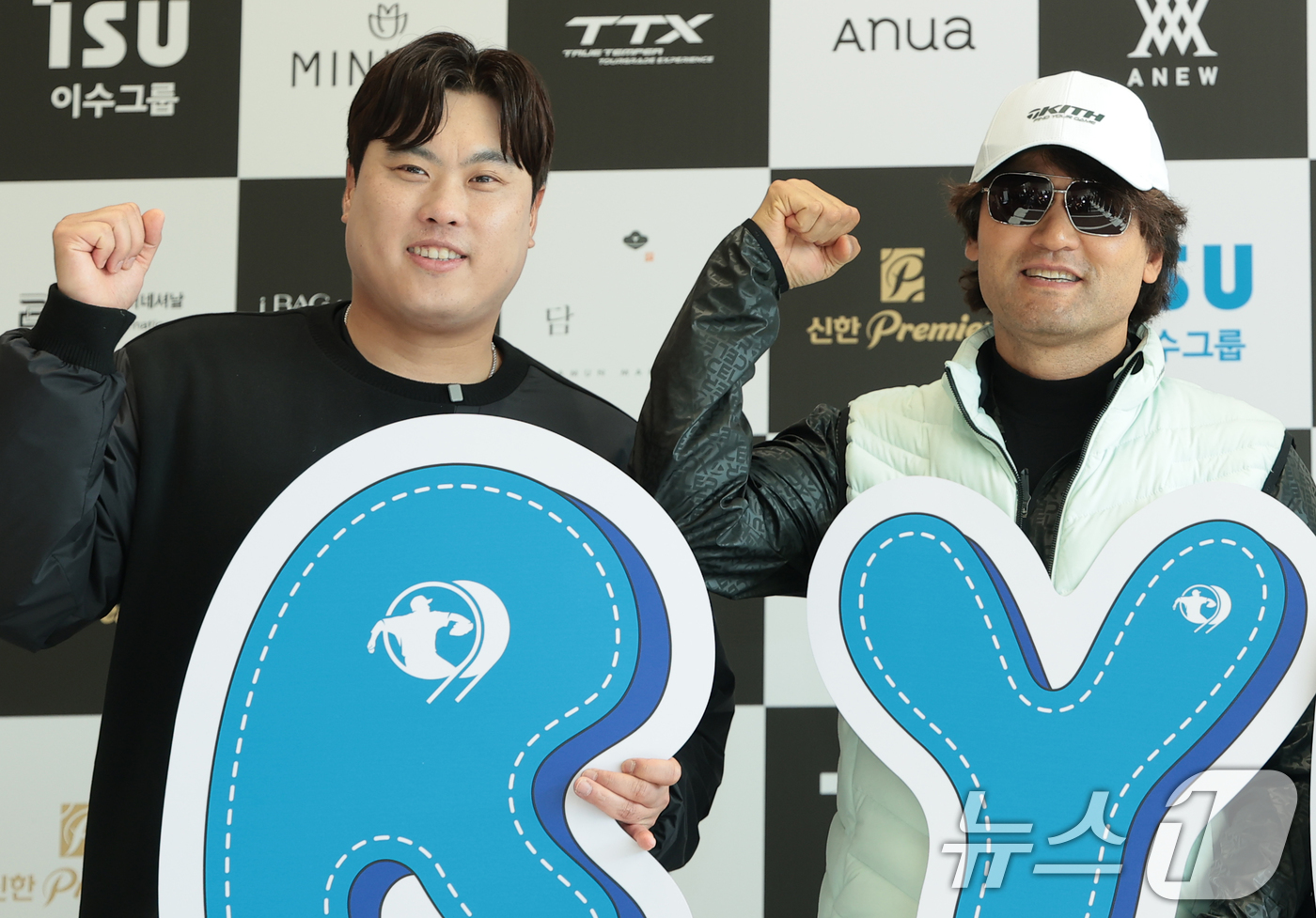 (횡성=뉴스1) 권현진 기자 = 류현진 이사장과 박찬호(오른쪽)가 12일 강원도 횡성군 벨라45 컨트리클럽에서 열린 ‘이수그룹과 함께하는 2025 류현진 재단 자선골프대회’에서 포 …