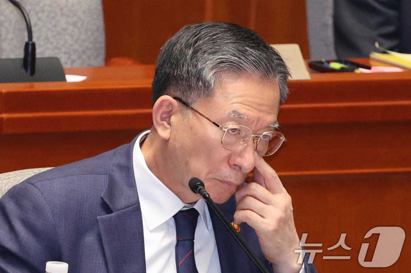 (서울=뉴스1) 신웅수 기자 = 정성호 법무부 장관이 12일 서울 여의도 국회에서 열린 예산결산특별위원회 전체회의에서 얼굴을 매만지고 있다. 2025.11.12/뉴스1