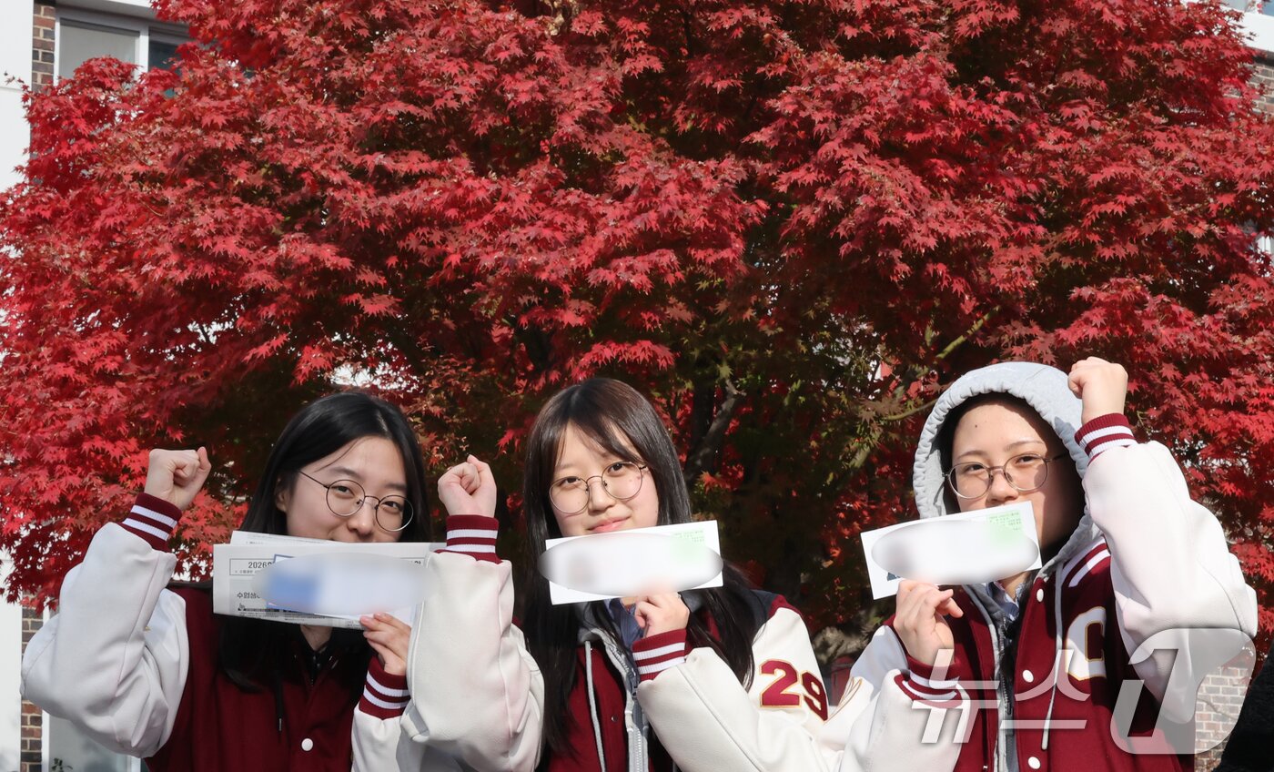 본문 이미지 - 2026학년도 대학수학능력시험 예비소집일인 12일 대전 동구 대전여자고등학교에서 수험생들이 수험표를 들고 파이팅을 하고 있다. 2025.11.12/뉴스1 ⓒ News1 김기태 기자