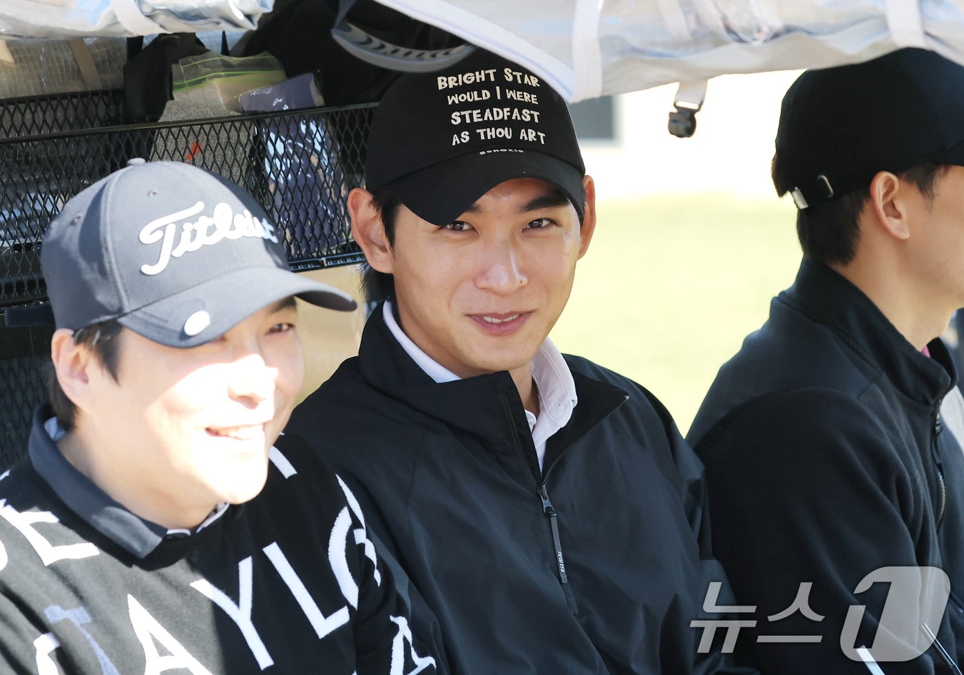 (횡성=뉴스1) 권현진 기자 = 메이저리거 이정후(가운데)가 12일 강원도 횡성군 벨라45 컨트리클럽에서 열린 ‘이수그룹과 함께하는 2025 류현진 재단 자선골프대회’에 참가해 카 …