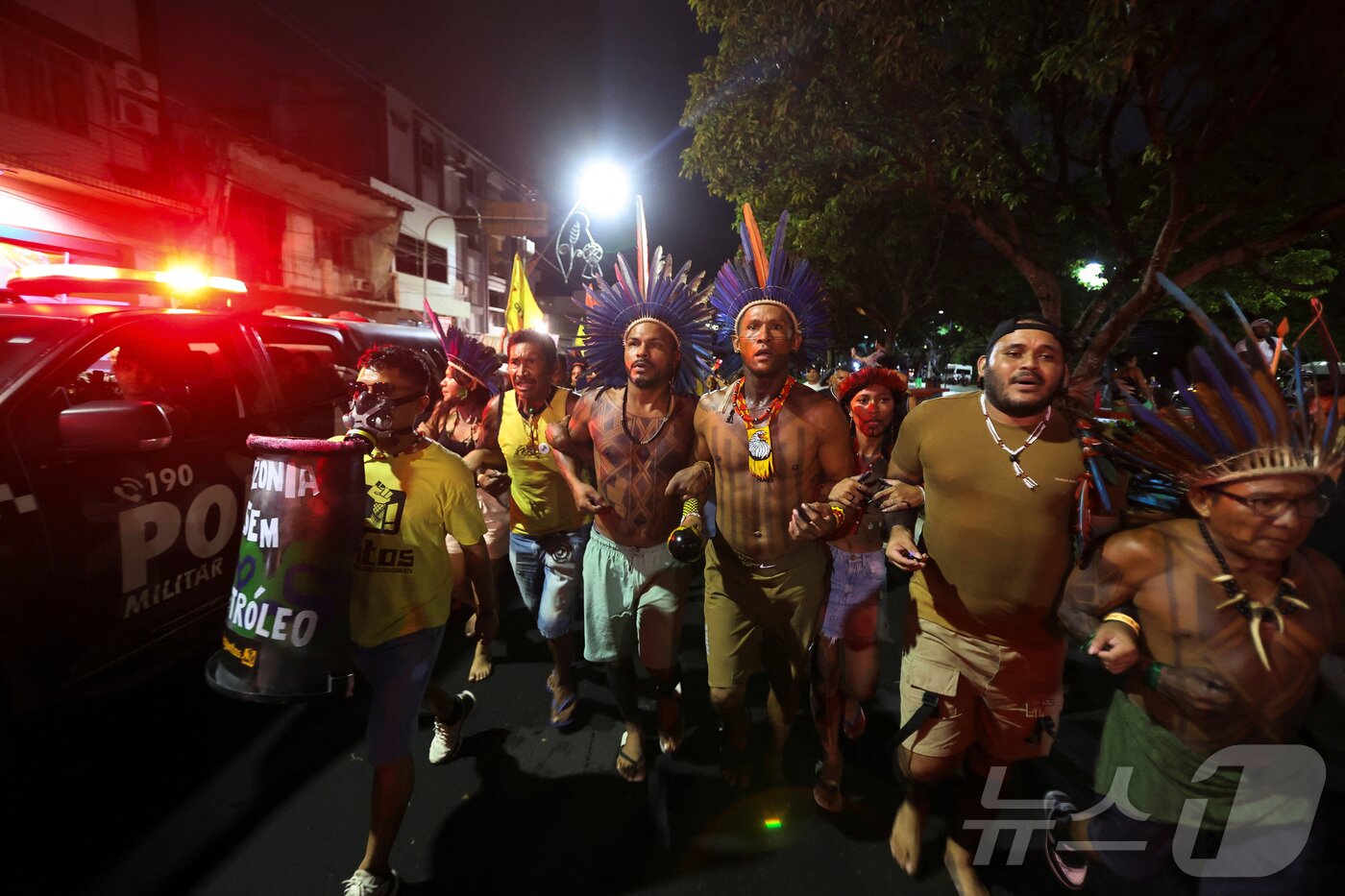 본문 이미지 - 원주민들이 11일&#40;현지인&#41; 브라질 벨렝에서 열린 유엔기후변화협약 당사국총회&#40;COP30&#41; 시위에 참여해 행진하고 있다. 2025.11.11. ⓒ 로이터=뉴스1 ⓒ News1 이정환 기자