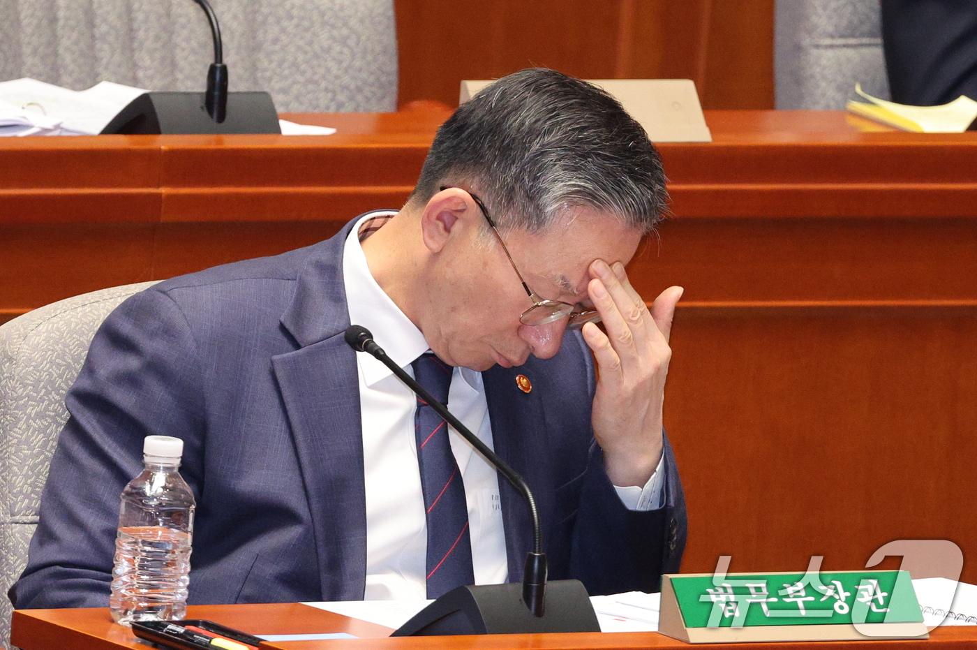 (서울=뉴스1) 신웅수 기자 = 정성호 법무부 장관이 12일 서울 여의도 국회에서 열린 예산결산특별위원회 전체회의에서 싱각에 잠겨 있다. 2025.11.12/뉴스1