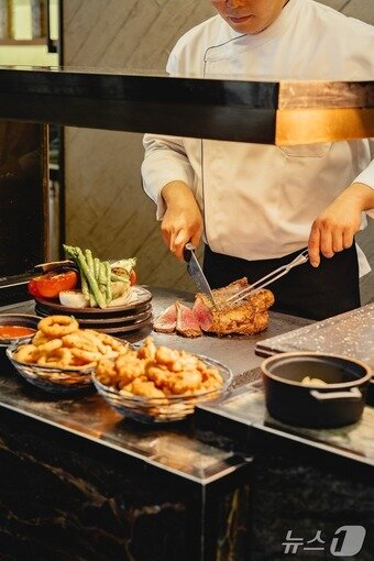 본문 이미지 - 수험생 할인을 선보이는 뷔페 레스토랑인 모모카페&#40;코트야드메리어트남대문 제공&#41; 