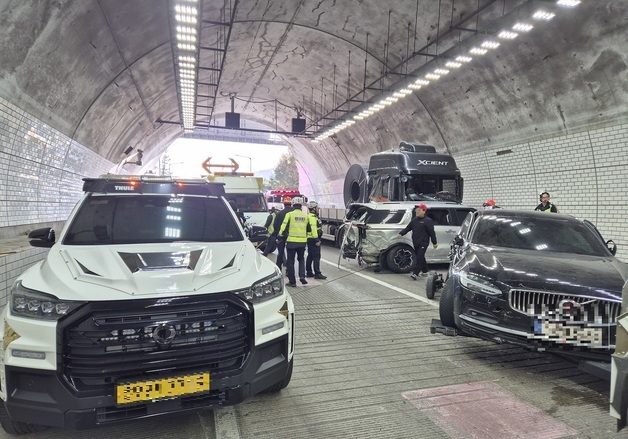 천안논산고속도 터널서 승용차 등 9대 추돌…14명 중·경상(종합)