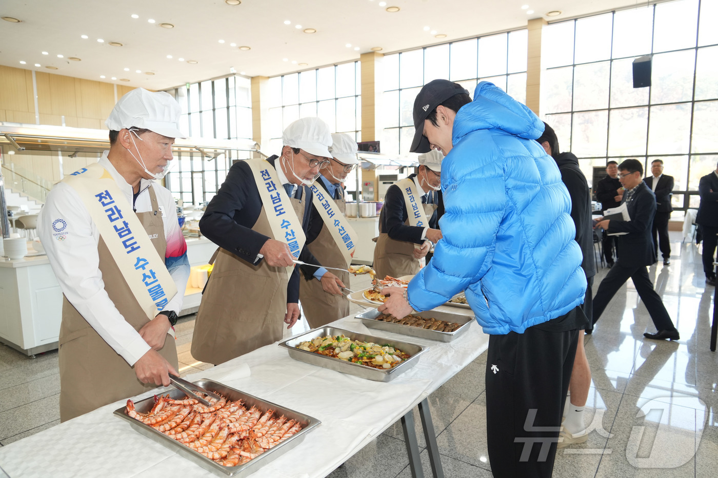 (서울=뉴스1) = 노동진 수협중앙회장이 12일 충북 국가대표선수촌에서 열린 수산물 전달 행사에서 내년 2월 열리는 밀라노·코르티나 동계올림픽 출전을 앞둔 선수단에게 수산물 특식을 …