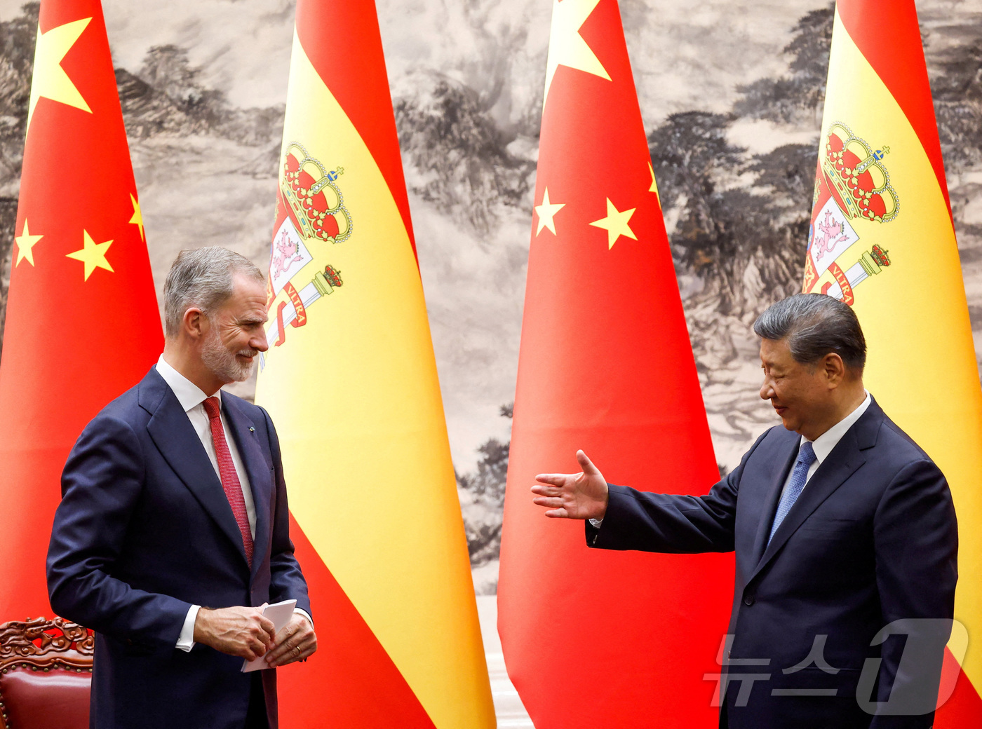 (로이터=뉴스1) 정은지 특파원 = 시진핑 중국 국가주석이 12일 베이징에서 중국을 국빈 방문 중인 펠리페 6세 스페인 국왕과 만났다. 2025.11.12ⓒ 로이터=뉴스1