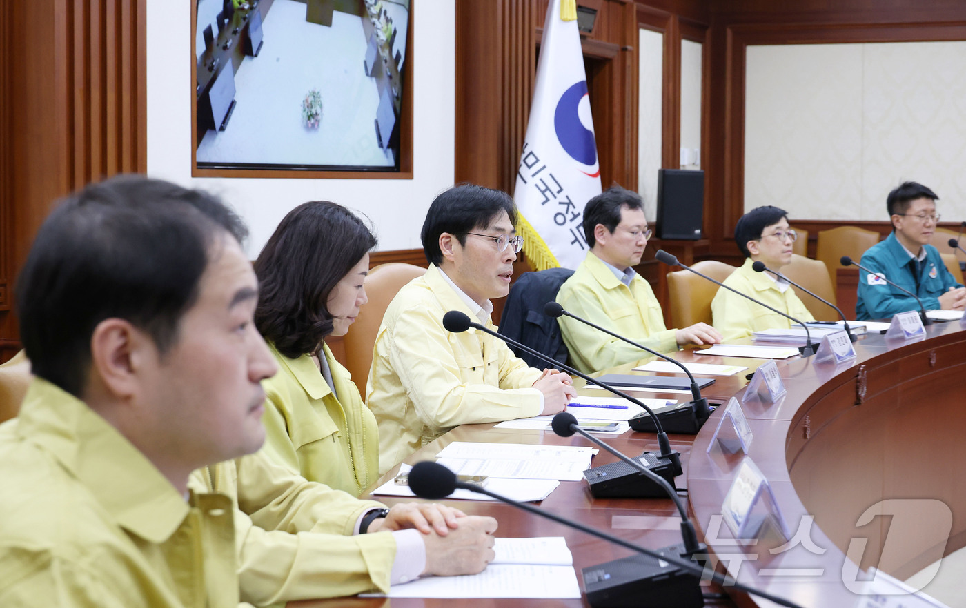 (서울=뉴스1) = 이용석 행정안전부 디지털정부혁신실장이 12일 오후 서울 종로구 정부서울청사에서 열린 ‘국가정보자원관리원 화재 관련 위기상황대응본부 1차 회의’에 참석해 회의를 …