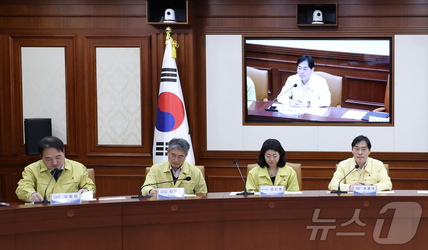 (서울=뉴스1) = 이용석 행정안전부 디지털정부혁신실장이 12일 오후 서울 종로구 정부서울청사에서 열린 ‘국가정보자원관리원 화재 관련 위기상황대응본부 1차 회의’에 참석해 회의를 …