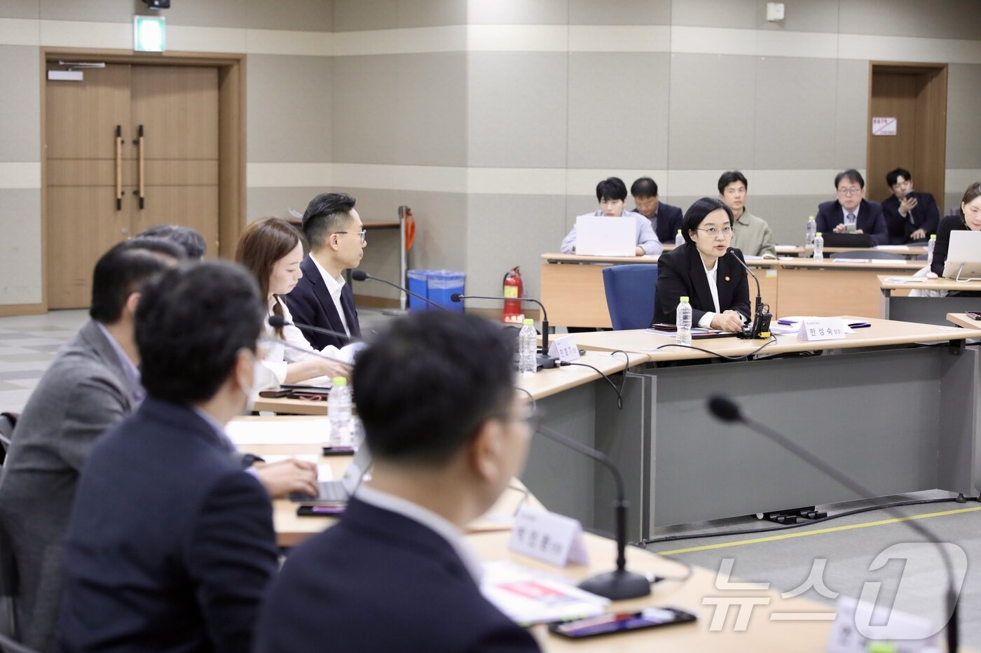 본문 이미지 - 중기부는 12일 인천국제공항에 위치한 우정사업본부 국제우편물류센터에서 간담회를 열고 &#39;중소기업 온라인 수출 활성화 방안&#39;을 논의했다. &#40;중기부 제공&#41;