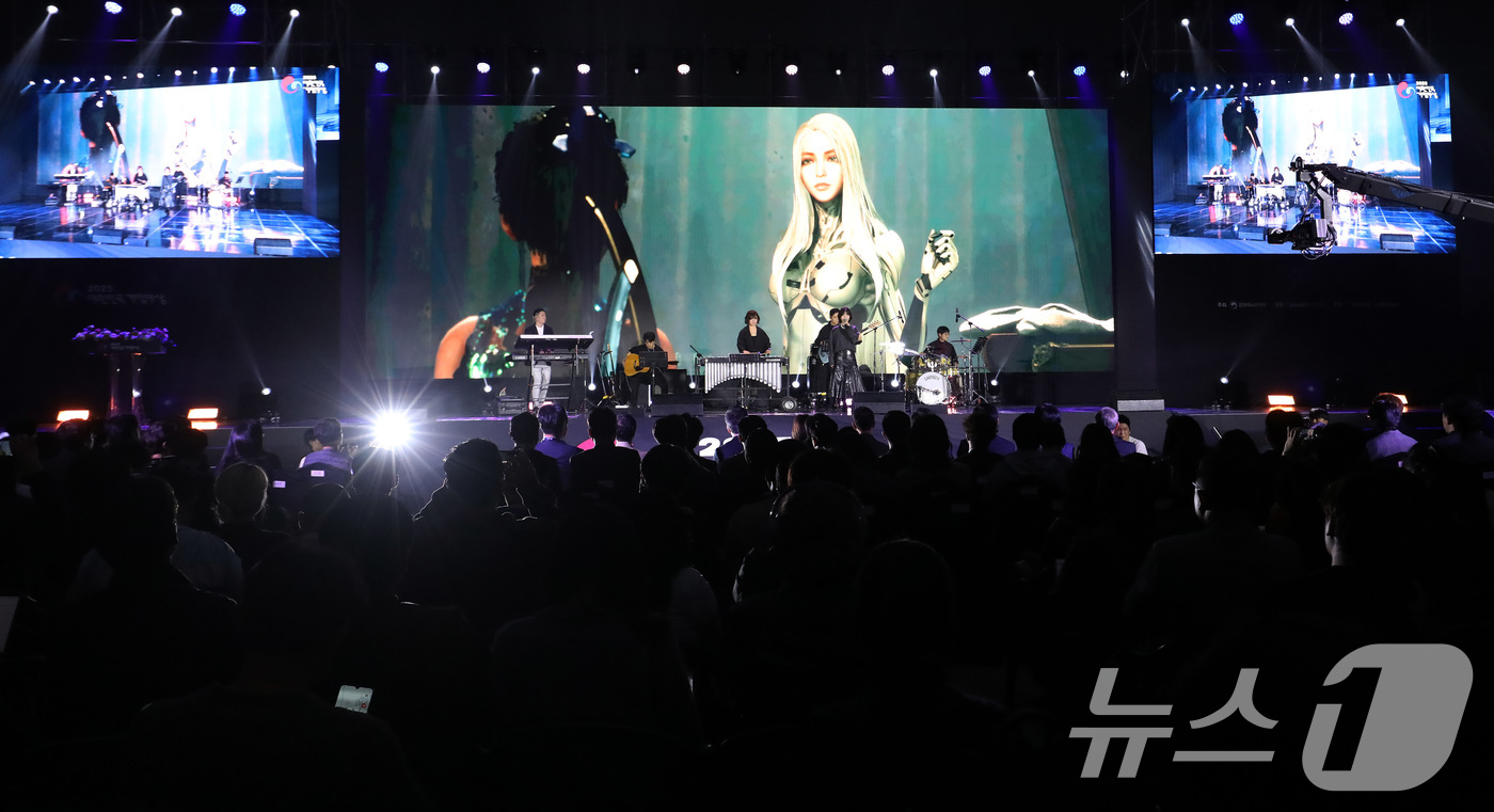 (부산=뉴스1) 윤일지 기자 = 12일 오후 부산 해운대구 벡스코 제2전시장에서 열린 '2025 대한민국 게임대상 시상식'에서 '스텔라 블레이드' 수록곡 소재 축하 공연이 펼쳐지고 …