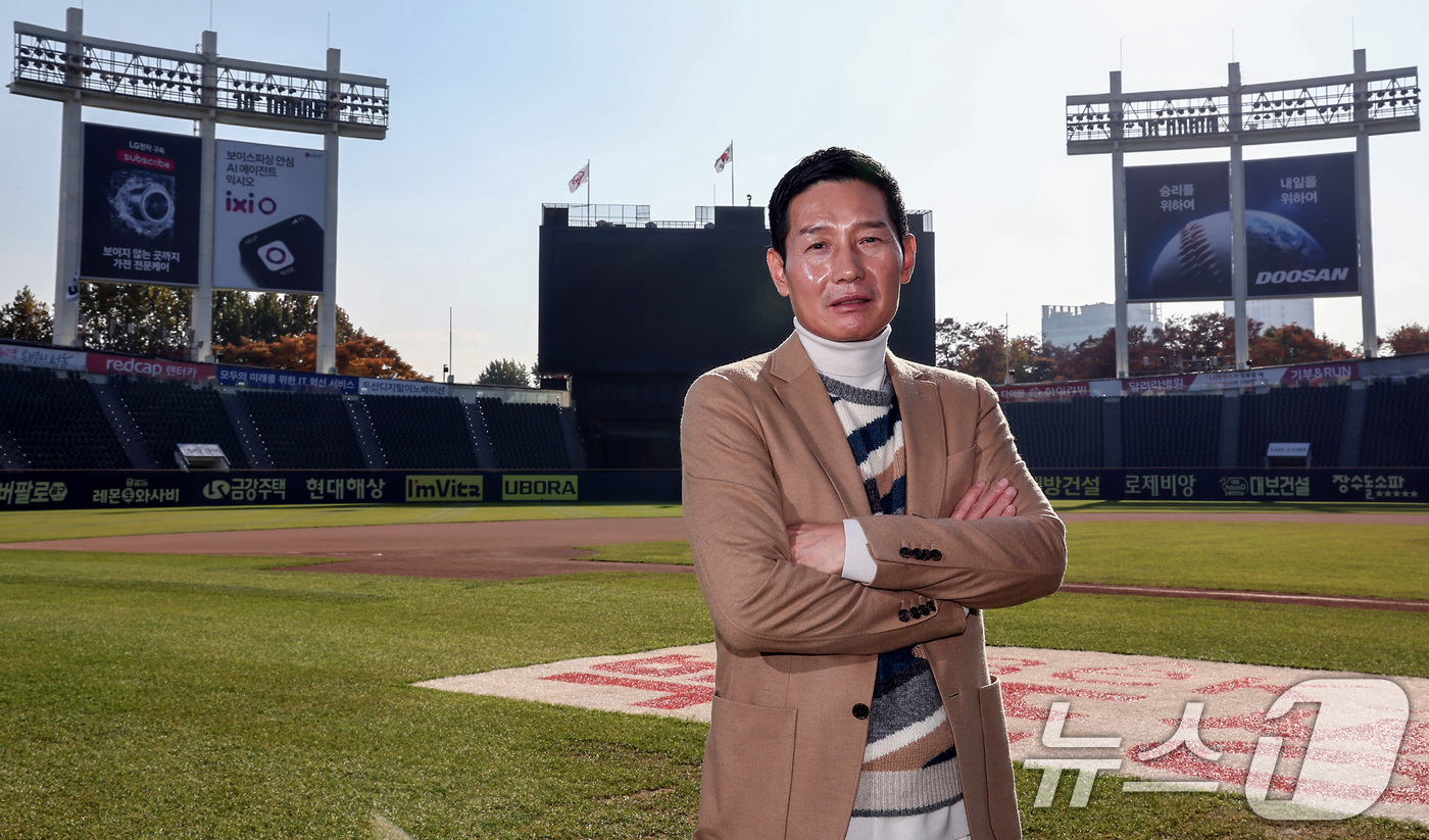 (서울=뉴스1) 김성진 기자 = 2025 KBO리그 통합우승을 이룬 염경엽 LG 트윈스 감독이 12일 서울 잠실야구장에서 뉴스1과의 인터뷰에 앞서 포즈를 취하고 있다. 2025.1 …