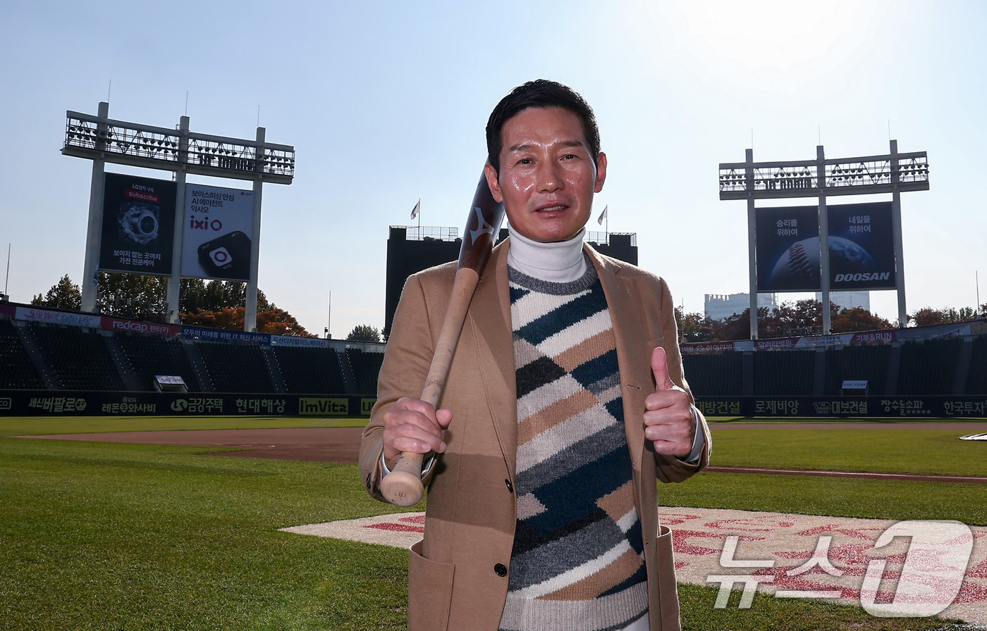 (서울=뉴스1) 김성진 기자 = 2025 KBO리그 통합우승을 이룬 염경엽 LG 트윈스 감독이 12일 서울 잠실야구장에서 뉴스1과의 인터뷰에 앞서 포즈를 취하고 있다. 2025.1 …