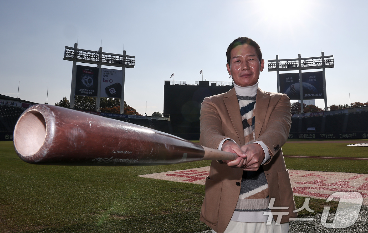 (서울=뉴스1) 김성진 기자 = 2025 KBO리그 통합우승을 이룬 염경엽 LG 트윈스 감독이 12일 서울 잠실야구장에서 뉴스1과의 인터뷰에 앞서 포즈를 취하고 있다. 2025.1 …