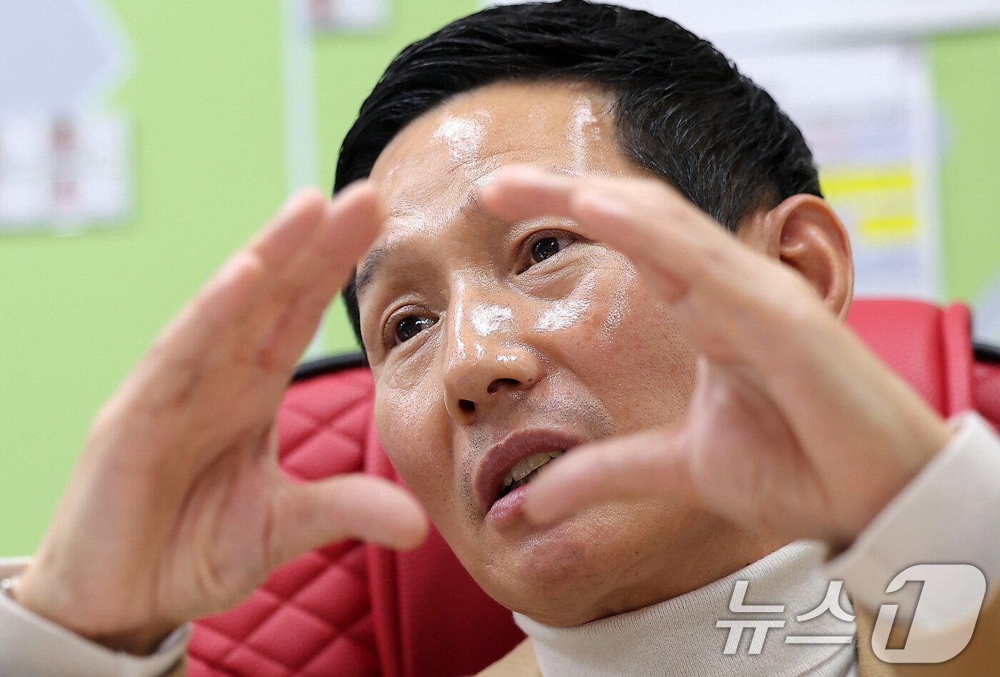 본문 이미지 - 2025 KBO리그 통합우승을 이룬 염경엽 LG 트윈스 감독이 12일 서울 잠실야구장 감독실에서 뉴스1과 인터뷰를 하고 있다. 2025.11.12/뉴스1 ⓒ News1 김성진 기자