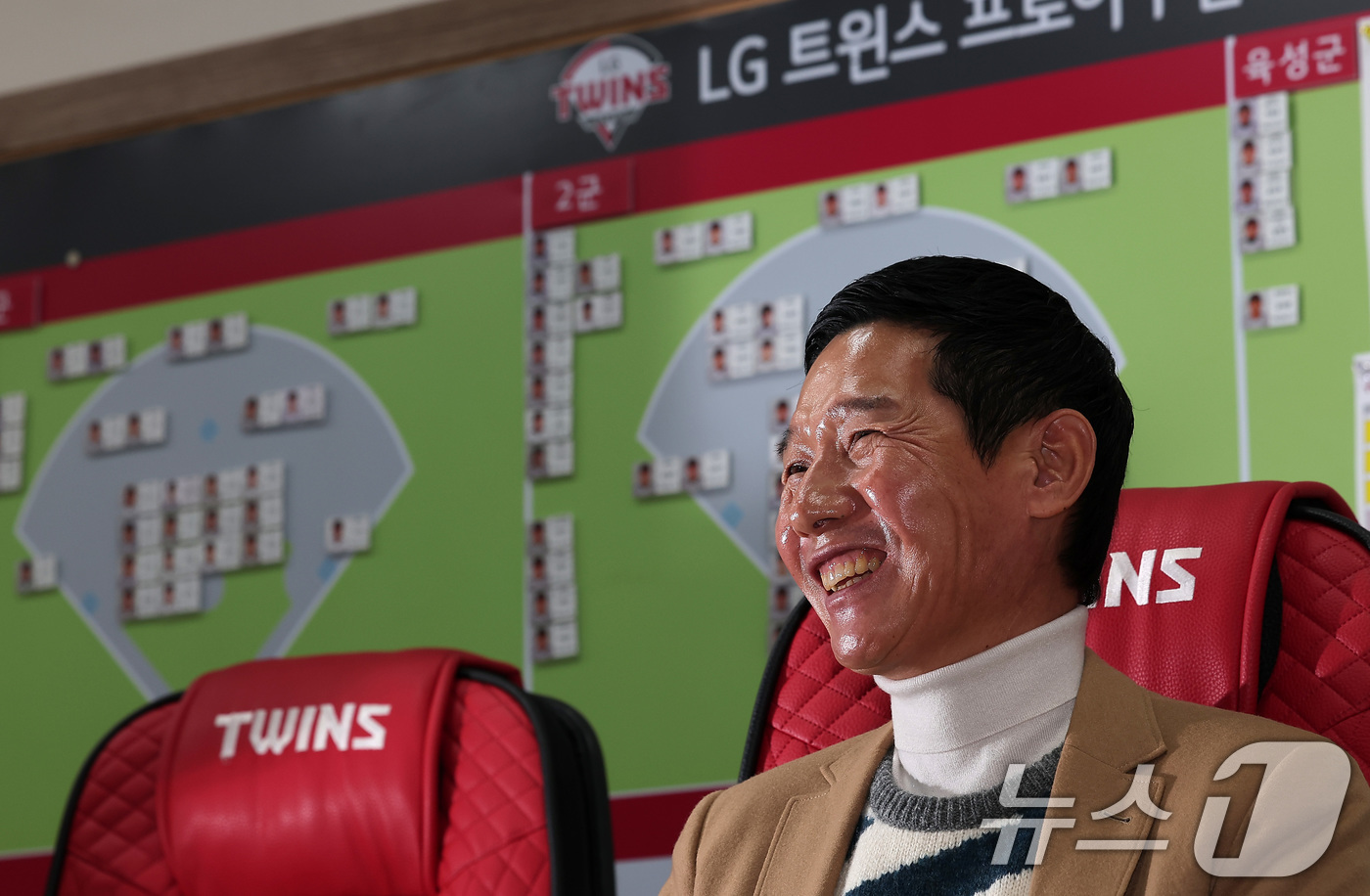 (서울=뉴스1) 김성진 기자 = 2025 KBO리그 통합우승을 이룬 염경엽 LG 트윈스 감독이 12일 서울 잠실야구장 감독실에서 뉴스1과 인터뷰를 하고 있다. 2025.11.12/ …