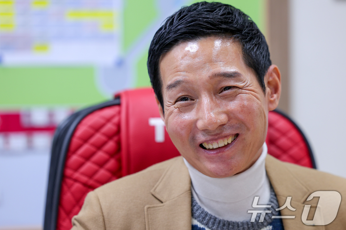 (서울=뉴스1) 김성진 기자 = 2025 KBO리그 통합우승을 이룬 염경엽 LG 트윈스 감독이 12일 서울 잠실야구장 감독실에서 뉴스1과 인터뷰를 하고 있다. 2025.11.12/ …