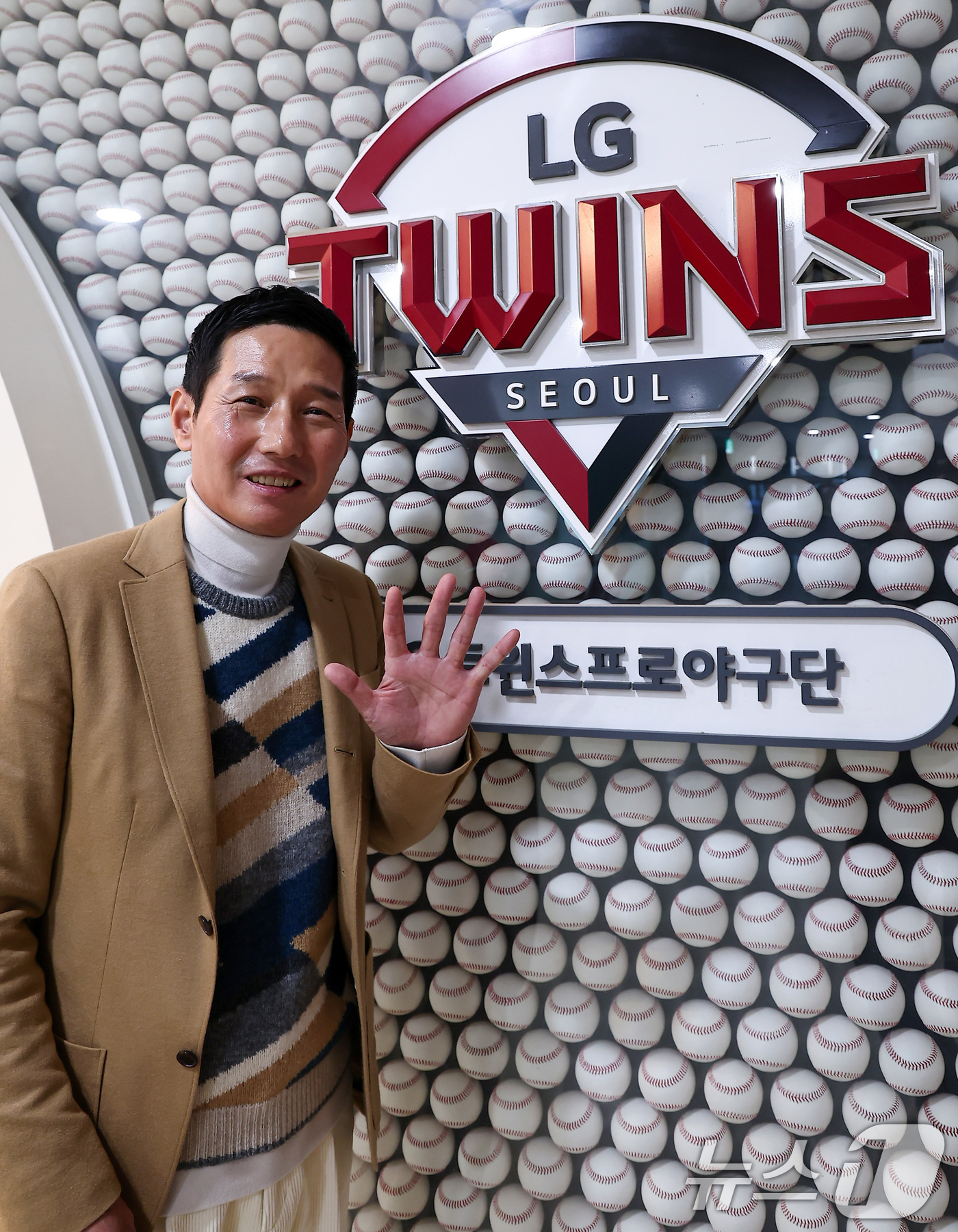 (서울=뉴스1) 김성진 기자 = 2025 KBO리그 통합우승을 이룬 염경엽 LG 트윈스 감독이 12일 서울 잠실야구장에서 뉴스1과의 인터뷰에 앞서 포즈를 취하고 있다. 2025.1 …