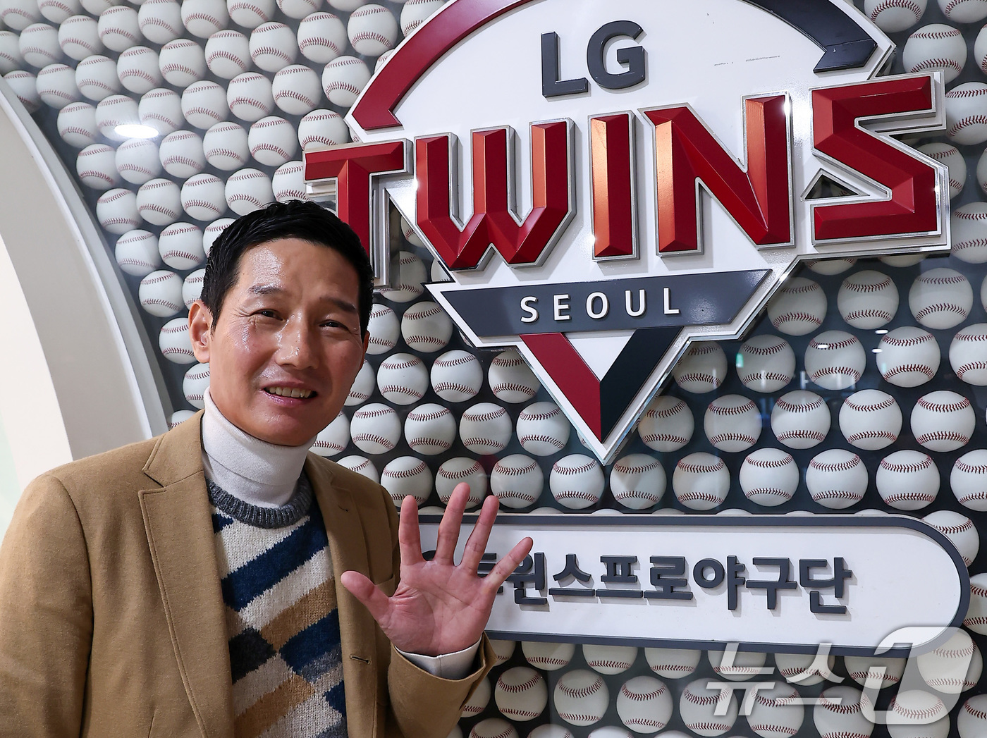 (서울=뉴스1) 김성진 기자 = 2025 KBO리그 통합우승을 이룬 염경엽 LG 트윈스 감독이 12일 서울 잠실야구장에서 뉴스1과의 인터뷰에 앞서 포즈를 취하고 있다. 2025.1 …