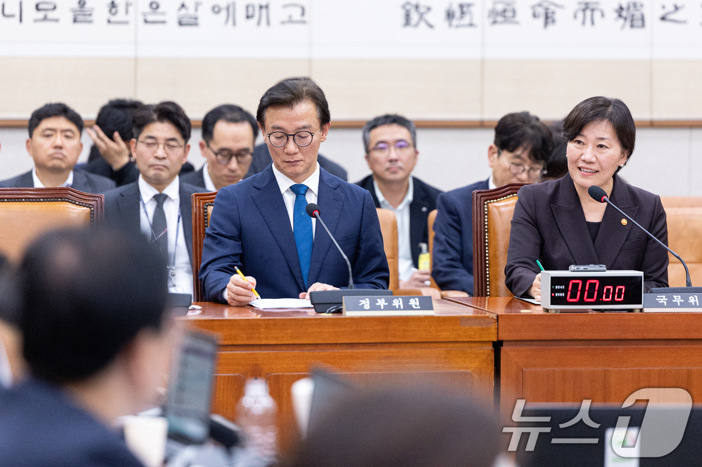 (서울=뉴스1) 이승배 기자 = 송미령 농림축산식품부 장관이 12일 서울 여의도 국회에서 열린 제429회국회(정기회) 법제사법위원회 제14차 전체회의에 출석해 의원 질의에 답변하고 …