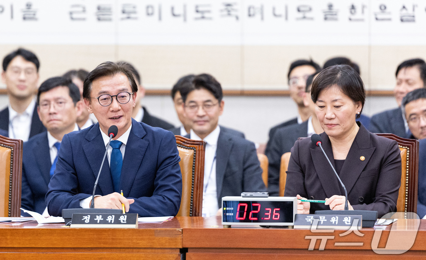 (서울=뉴스1) 이승배 기자 = 전재수 해양수산부 장관이 12일 서울 여의도 국회에서 열린 제429회국회(정기회) 법제사법위원회 제14차 전체회의에 출석해 의원 질의에 답변하고 있 …