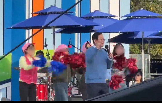 광주 북구청장 '노래자랑 여간부 백댄서' 논란에 사과(종합)