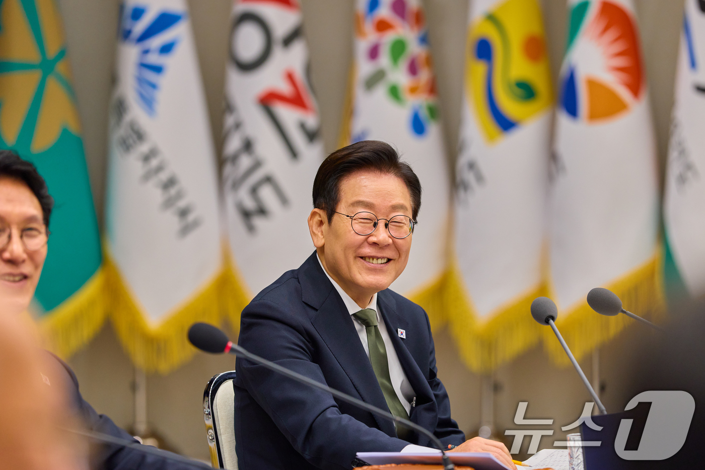 (서울=뉴스1) 허경 기자 = 이재명 대통령이 12일 서울 용산 대통령실 청사에서 열린 중앙지방협력회의에서 미소 짓고 있다. (대통령실 제공. 재판매 및 DB 금지) 2025.11 …