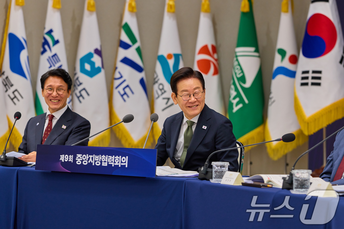 (서울=뉴스1) 허경 기자 = 이재명 대통령이 12일 서울 용산 대통령실 청사에서 열린 중앙지방협력회의에서 미소 짓고 있다. (대통령실 제공. 재판매 및 DB 금지) 2025.11 …