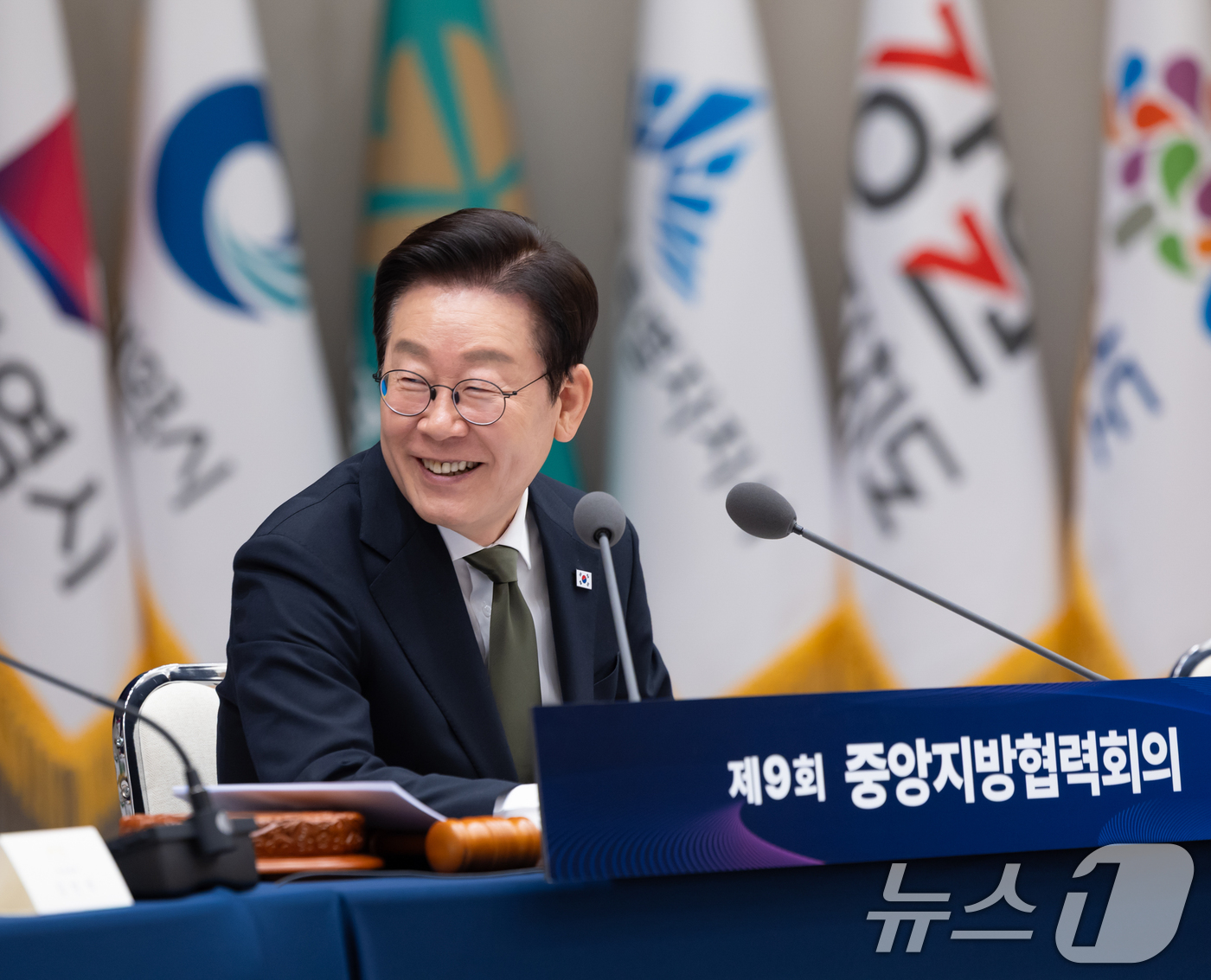 (서울=뉴스1) 허경 기자 = 이재명 대통령이 12일 서울 용산 대통령실 청사에서 열린 중앙지방협력회의에서 미소 짓고 있다. (대통령실 제공. 재판매 및 DB 금지) 2025.11 …