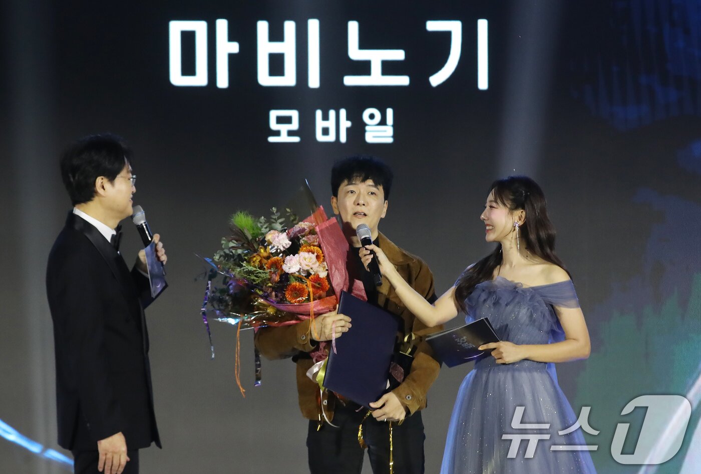 본문 이미지 - 12일 오후 부산 해운대구 벡스코 제2전시장에서 열린 &#39;2025 대한민국 게임대상 시상식&#39;에서 대상인 대통령상을 수상한 &#39;마비노기 모바일&#39;의 제작사 데브캣 김동건 대표가 수상 소감을 말하고 있다. 2025.11.12/뉴스1 ⓒ News1 윤일지 기자